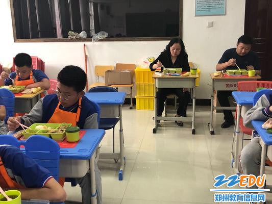 12学校领导配餐