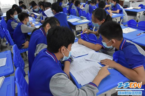 学生们在课堂上热烈讨论