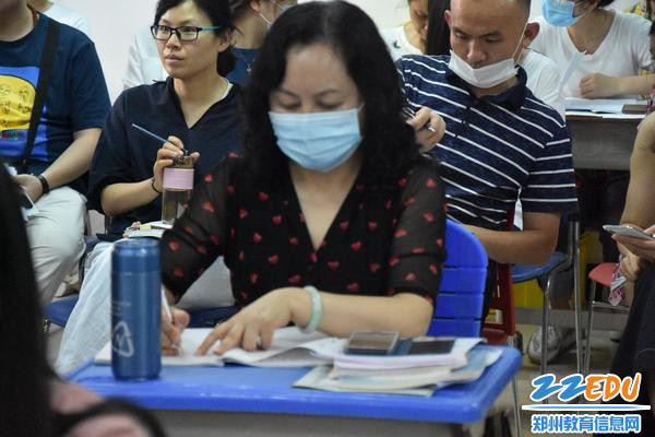 校党总支书记、校长于红莲认真记录听课内容
