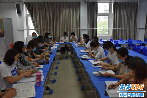 全体语文组及青年教师参与研讨
