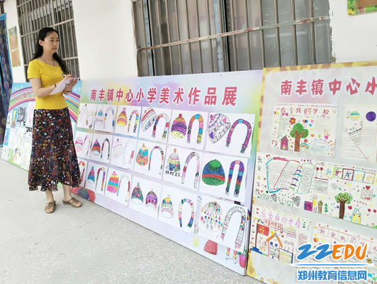 8 汤春叶老师利用放学时间评选优秀作品