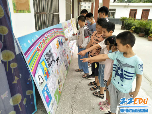 7 学生们驻足欣赏作品展