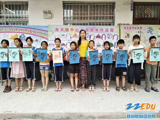 9汤老师为优秀作品获奖学生颁发奖品并合影留念