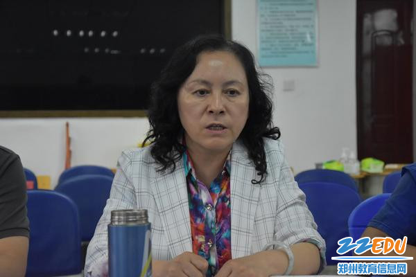 校长于红莲寄语青年教师，勉励他们不断成长