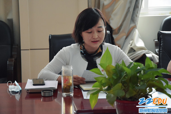 1 郑州42中纪检委员孙捷带领大家学习、反思“仝卓事件”_副本