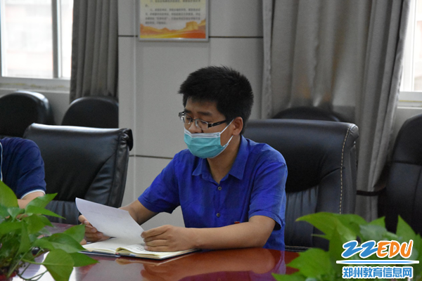 2 第一党支部书记陈颖朝带领大家学习《党章》党员的义务部分内容_副本