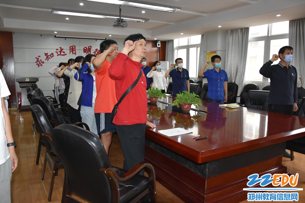 5 各支部开展“防疫战场党旗红”党员宣誓_副本
