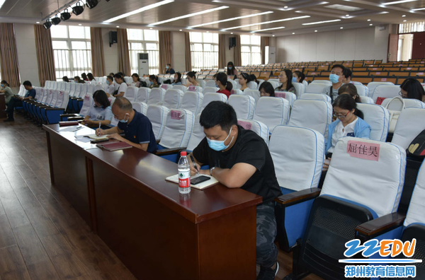3党员教师认真听讲做笔记