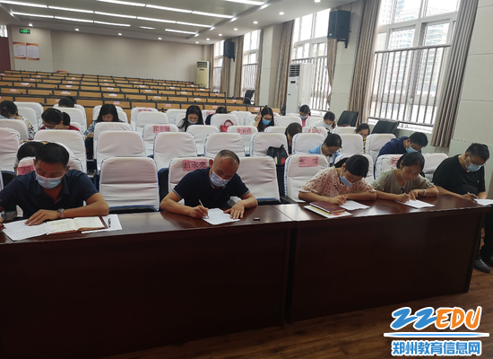4党员教师认真测试
