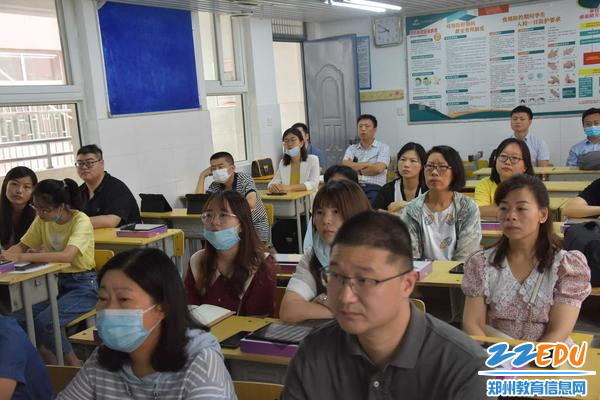 老师们认真听讲 (2)