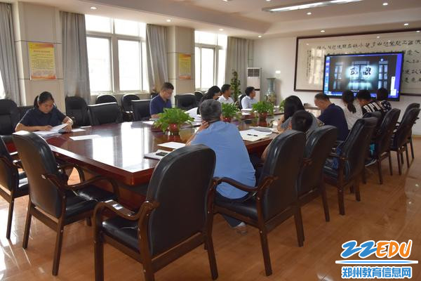 3 廉政党课上党员干部观看警示教育片