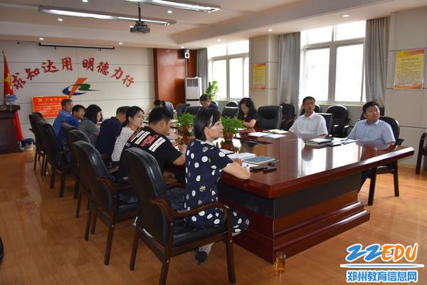 全体党员认真学习，提高思想认识
