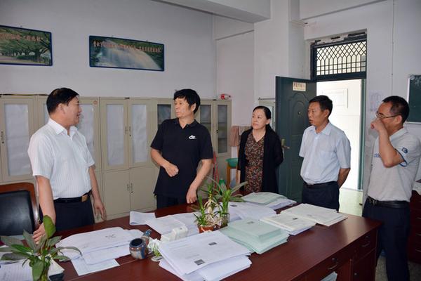 走进办公室与教师交流