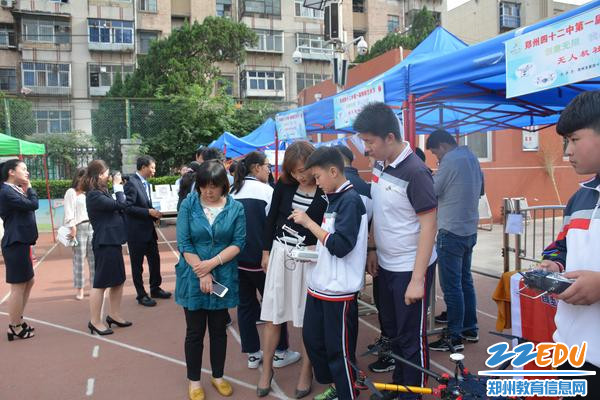 小创客向嘉宾介绍专业知识