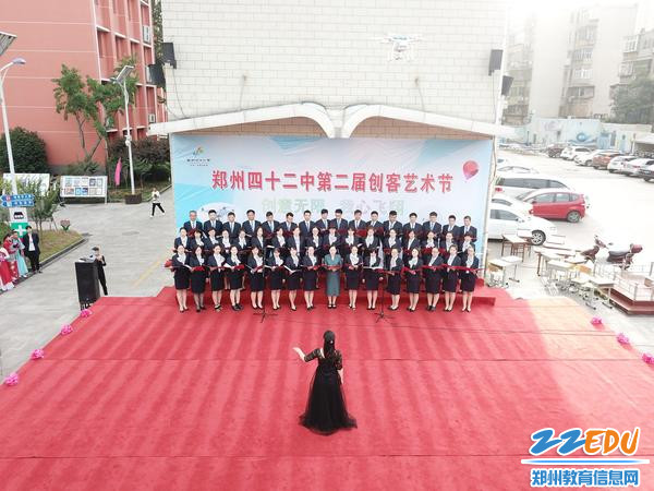 教师合唱队的表演获满堂彩