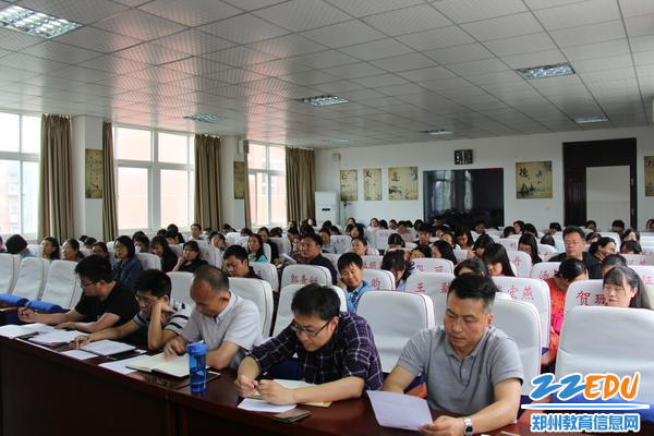会议现场气氛严肃