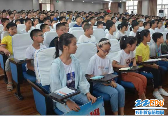 学生仔细聆听，认真记录