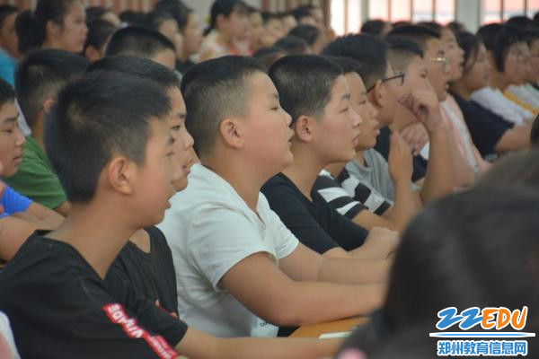学生齐读《学生手册》