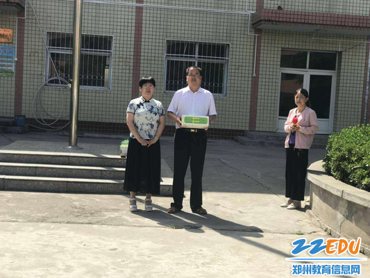 7 朱阳关镇中学升旗仪式上，邵俊杰老师捐赠个人藏书80册