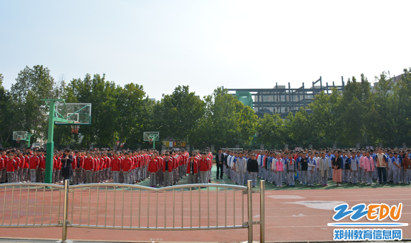 学生在操场集合完毕