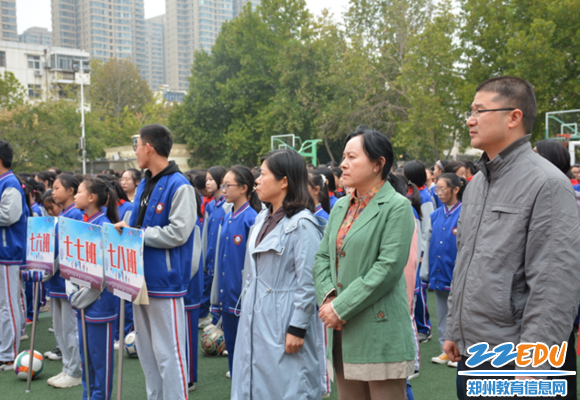 学校领导高度重视垃圾分类教育，与教生共同参与活动