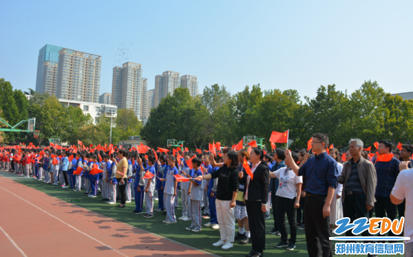 师生舞动小红旗