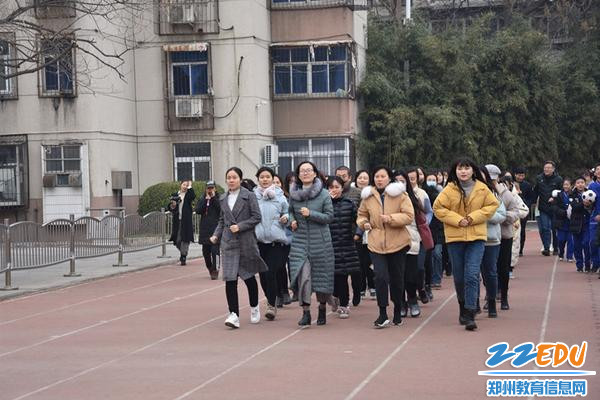 郑州42中开展“悦享冬日”教工健身跑活动  