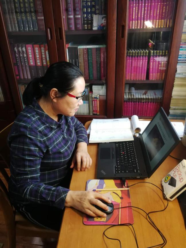 3  50多岁的杨志芹老师善于学习，从“门外汉“到“网课达人”