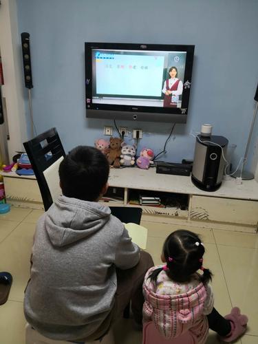 3 吴晓静老师直播期间，儿子带着女儿上课，懂事的孩子从不打扰妈妈
