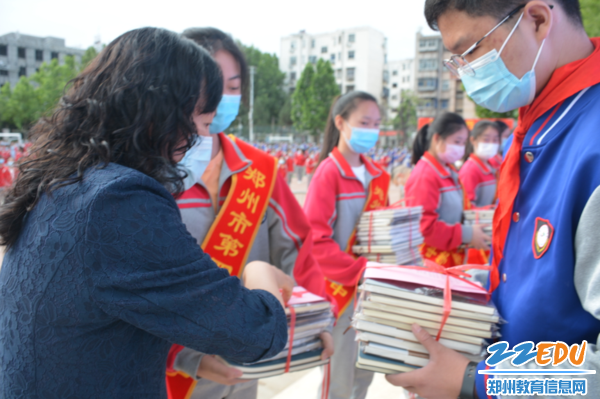 5校长于红莲为同学们颁发奖品